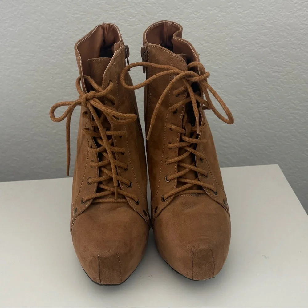 Charlotte Russe Tan / Chestnut Platform Lace Up Boots Women’s 8